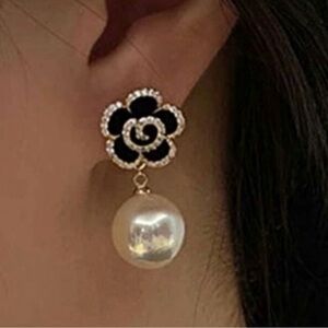 ✨ New ✨ Elegant Black and Gold Floral Pearl Drop Earrings✨